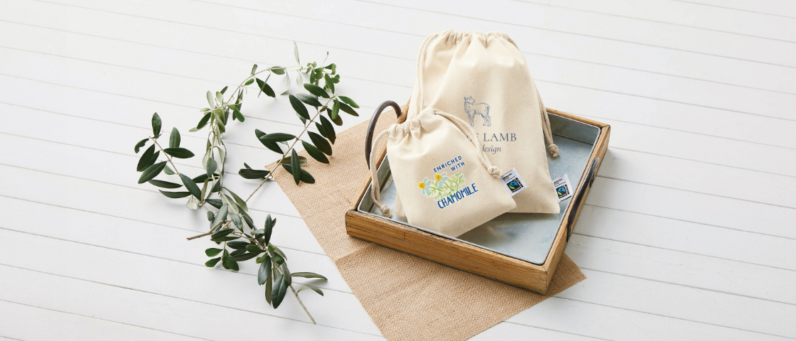 光沢のあるサテン生地の巾着袋